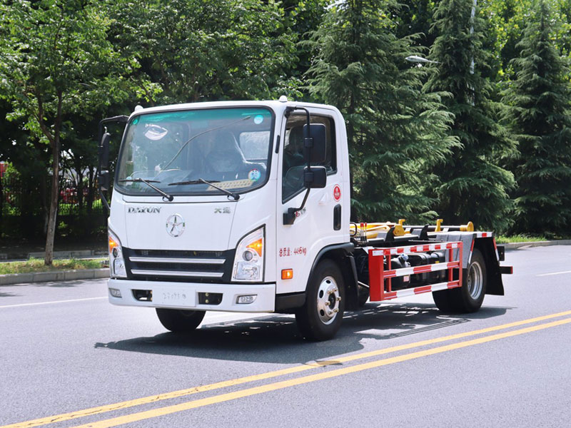 蓝牌大运5方勾臂垃圾车