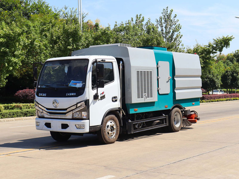 小多利卡5吨后置滚扫吸尘车