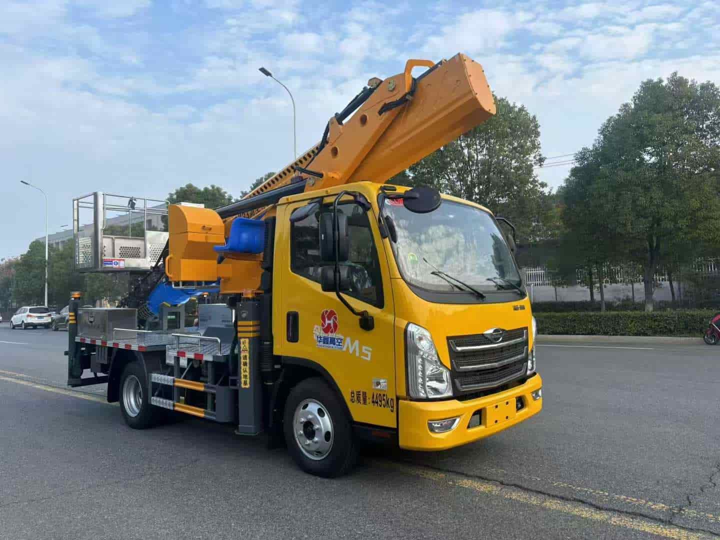 福田领航M5蓝牌33米高空作业车