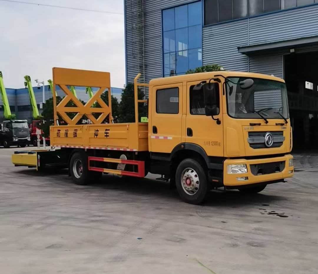 东风多利卡黄牌双排座100K防撞缓冲车