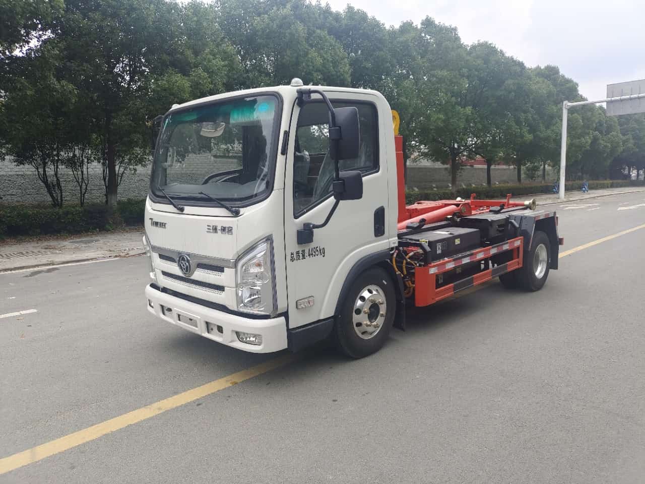 三环创客纯电动勾臂垃圾车