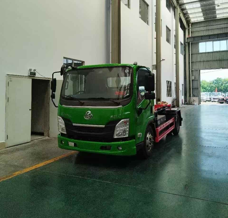柳汽乘龙牌国六纯电动勾臂垃圾车