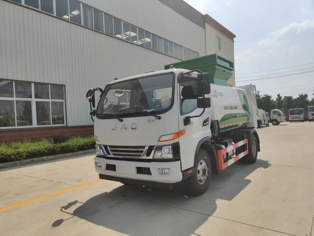江淮骏铃7.5方餐厨垃圾车带清洗功能