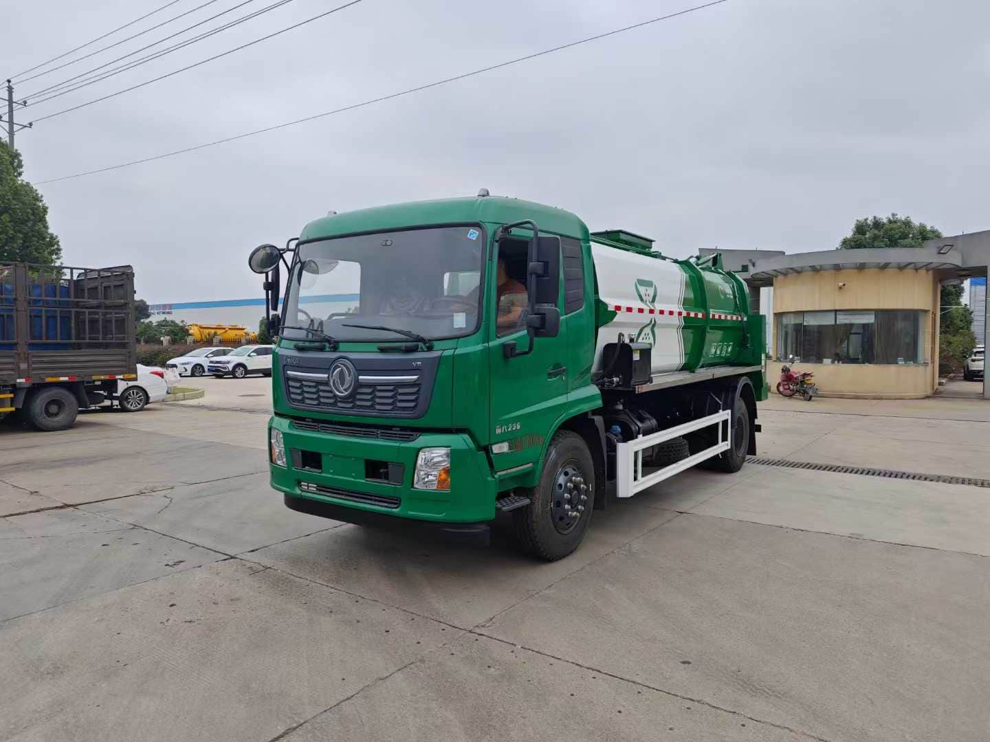 东风天锦餐厨垃圾车