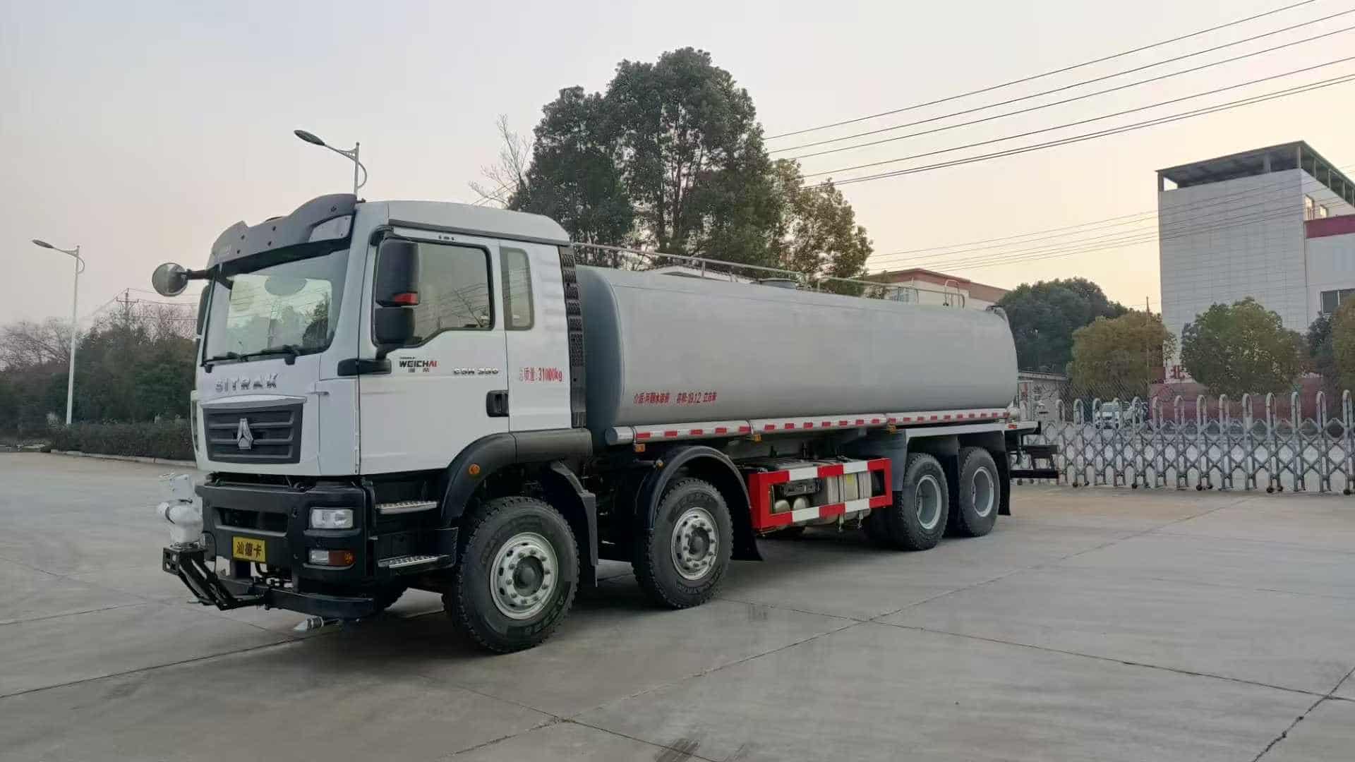 重汽汕德卡前四后八25方洒水车