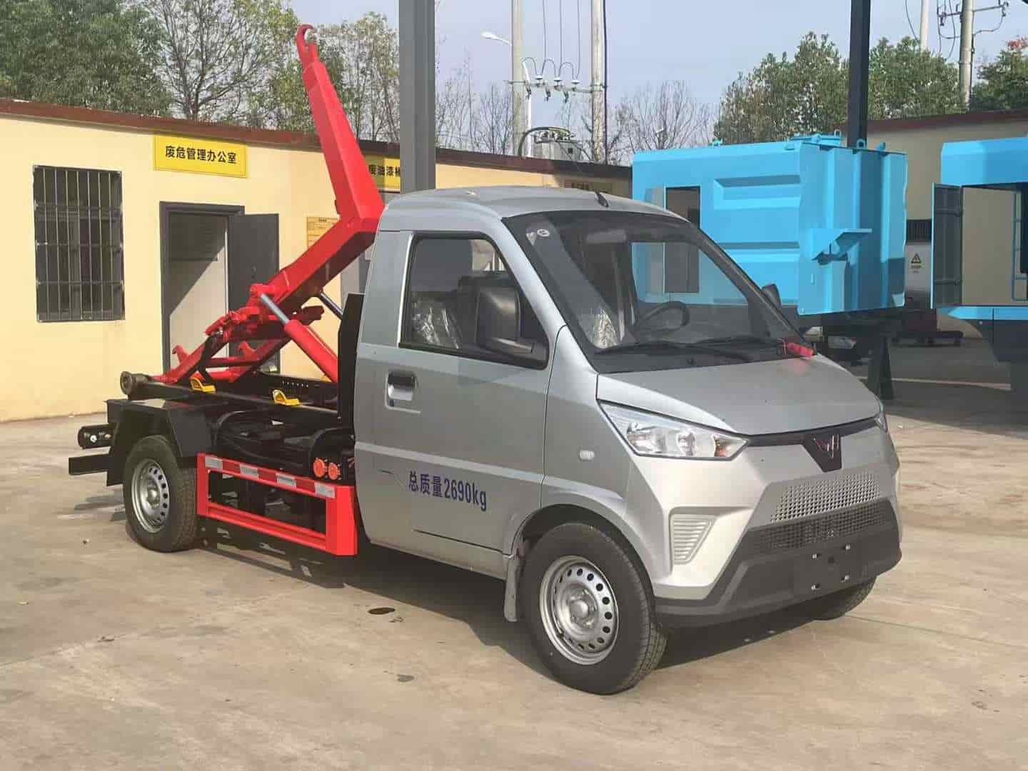 五菱纯电动勾臂垃圾车