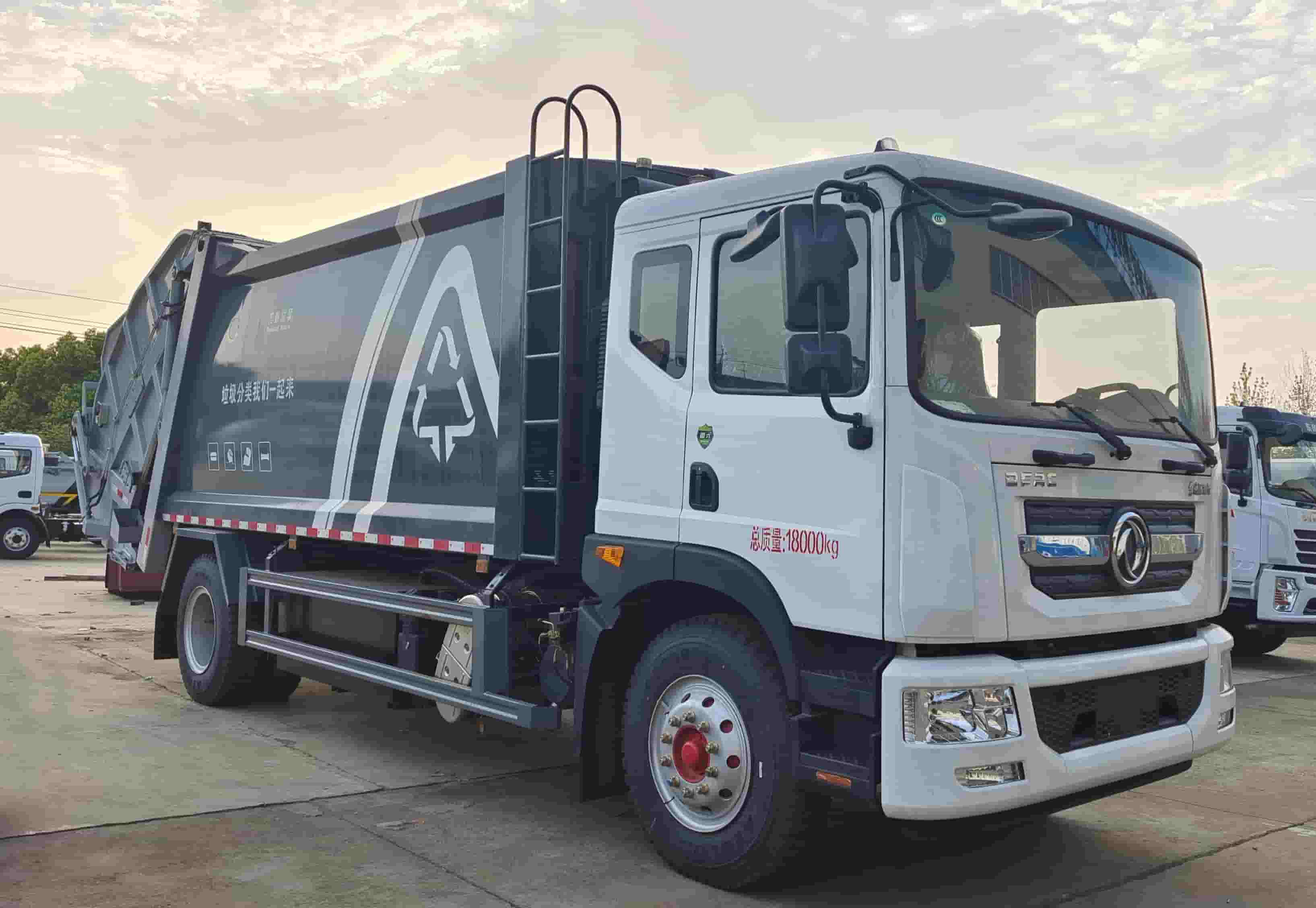 东风多利卡D9压缩垃圾车18方