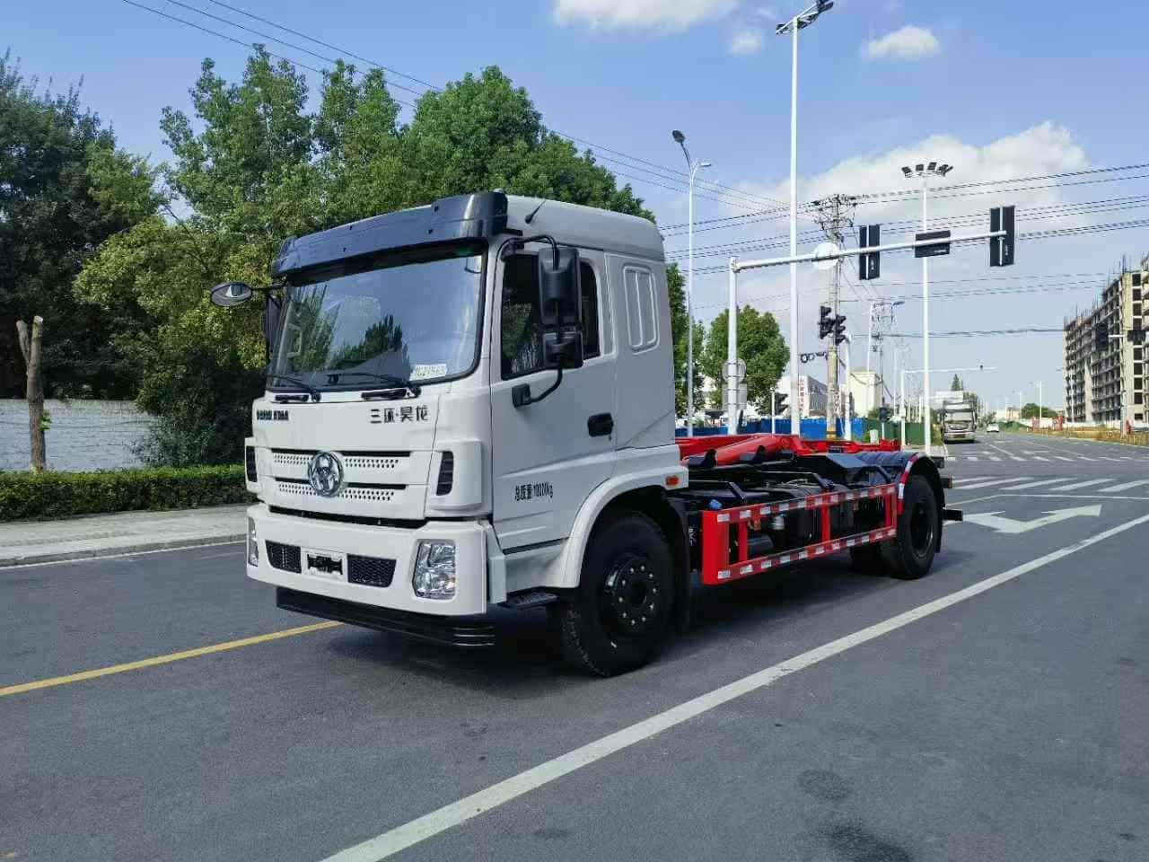 三环昊龙4700mm轴距车厢可卸式垃圾车