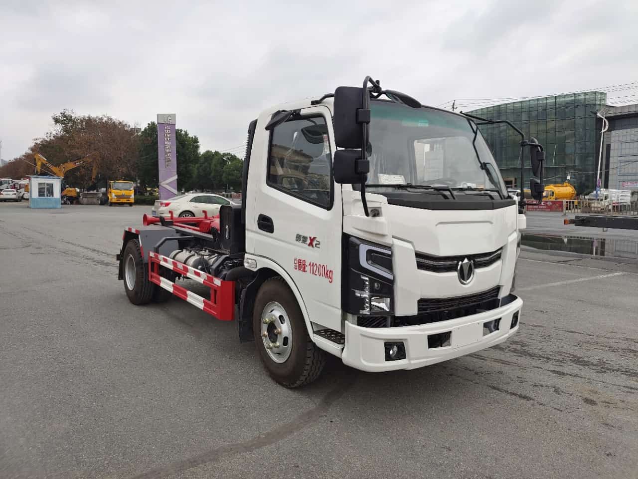 飞碟奥驰黄牌11.2吨勾臂垃圾车可下地下室