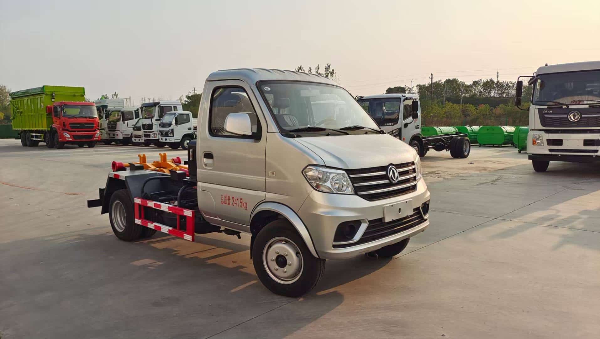 ​长安跨越3方钩臂垃圾车