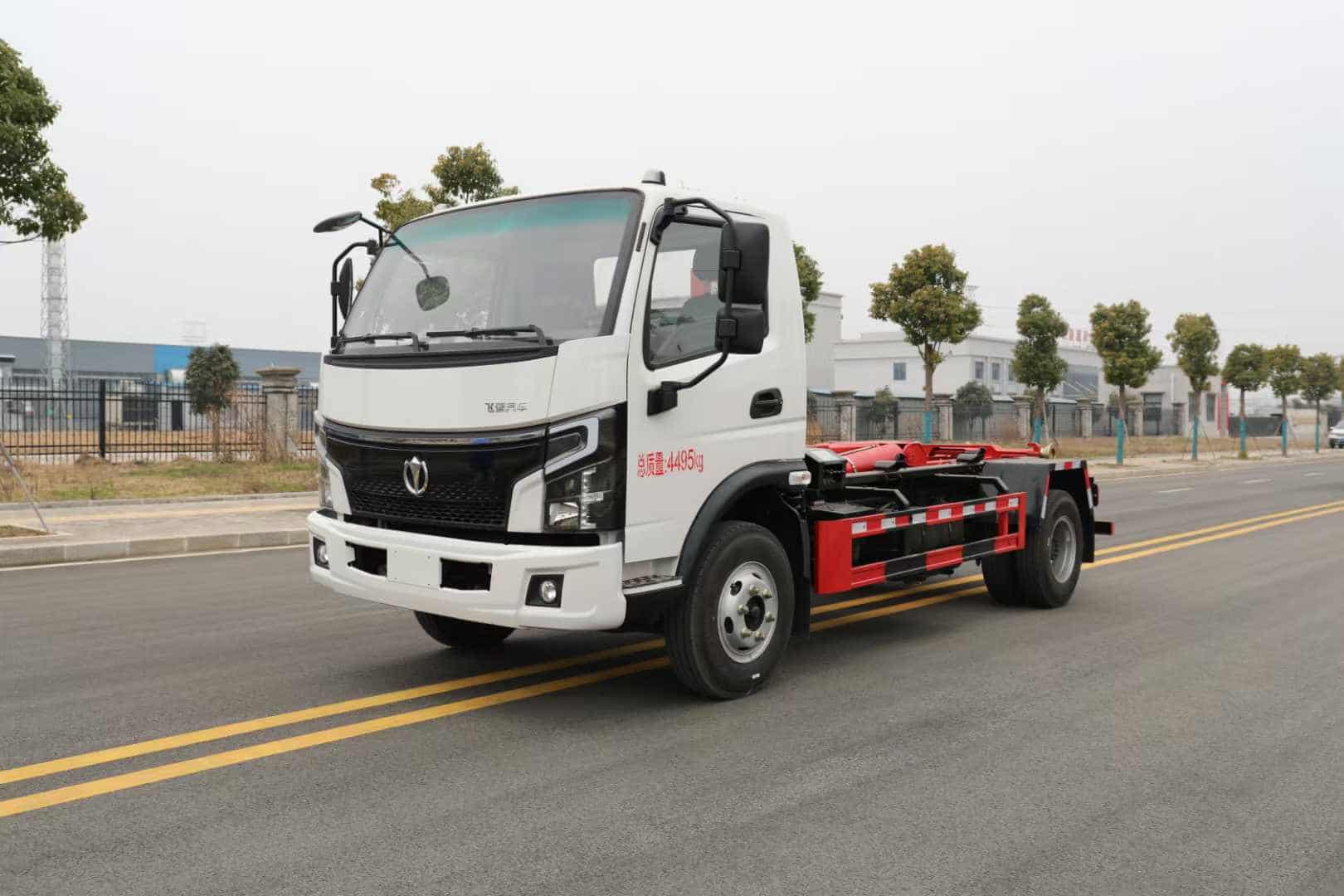 飞碟奥驰3600轴距蓝牌勾臂垃圾车