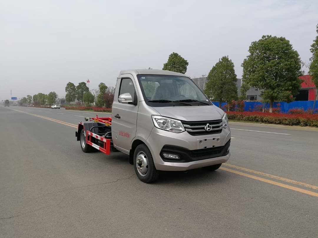 国六3方长安勾臂垃圾车（2700 轴距）