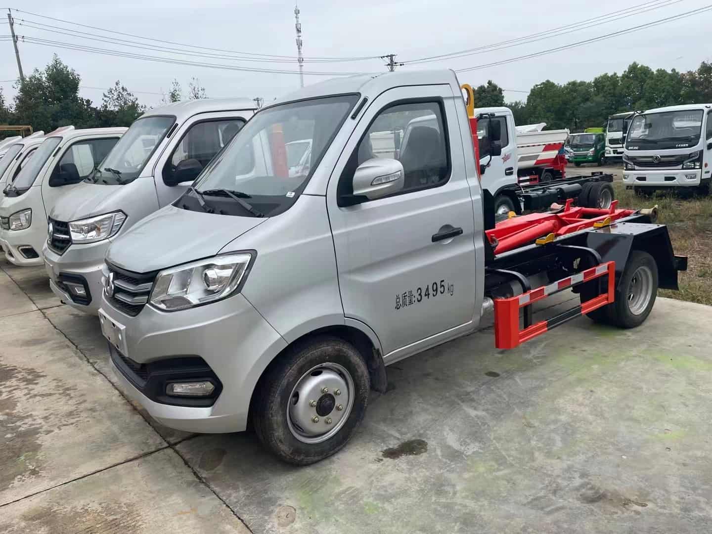 长安后双轮勾臂垃圾车1.5T