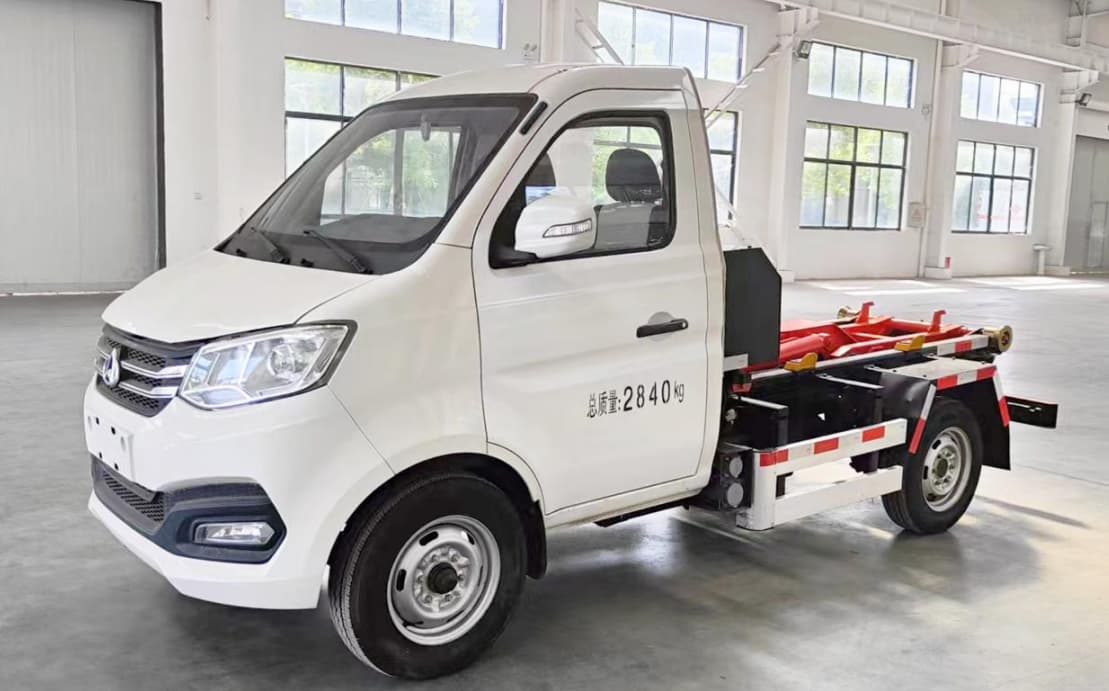 长安纯电动勾臂垃圾车