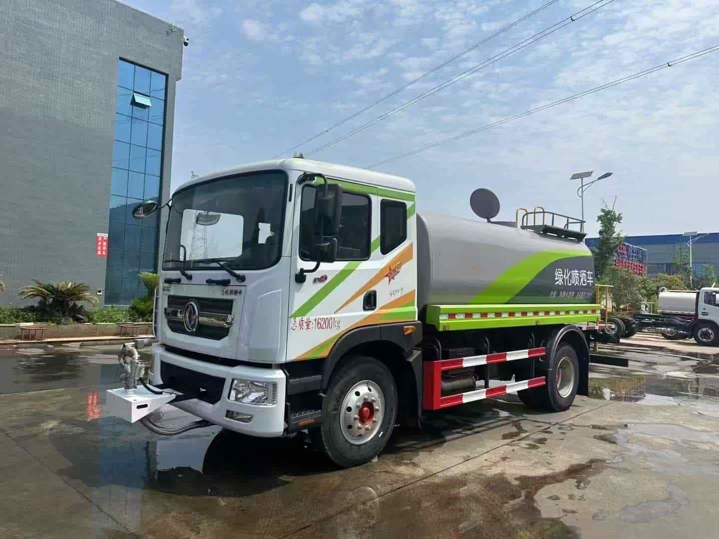 东风多利卡12方洒水车