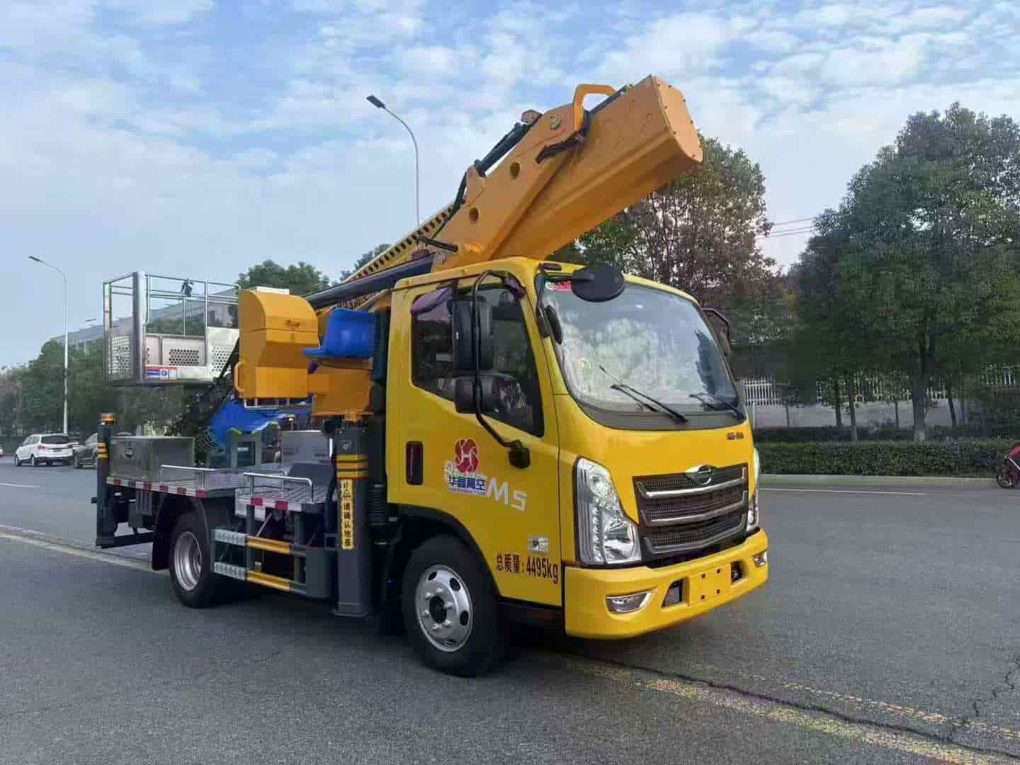 福田领航M5蓝牌33米高空作业车