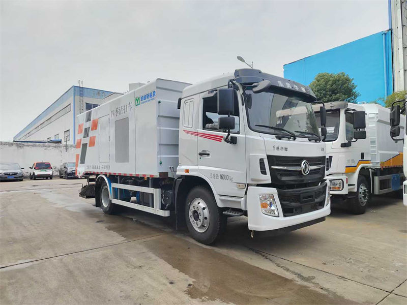 东风华神干湿两用路面保洁清扫车