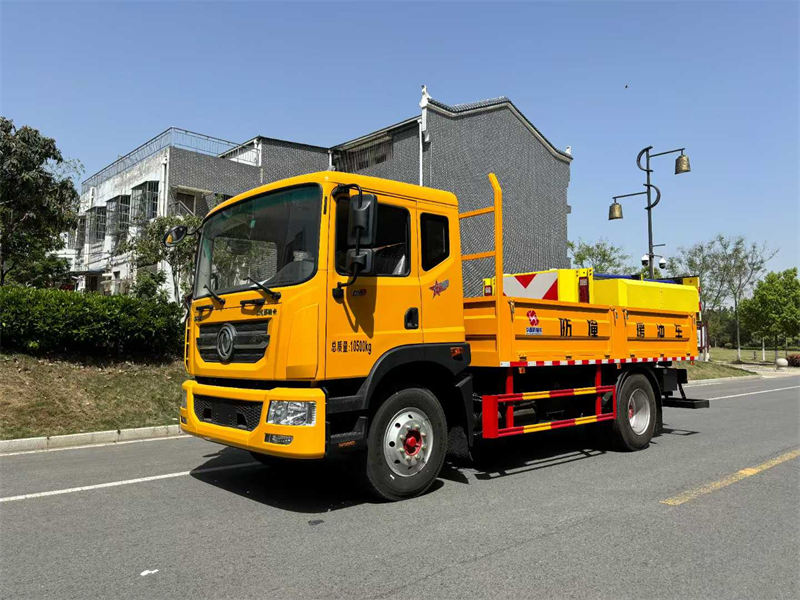 东风多利卡D9防撞缓冲车