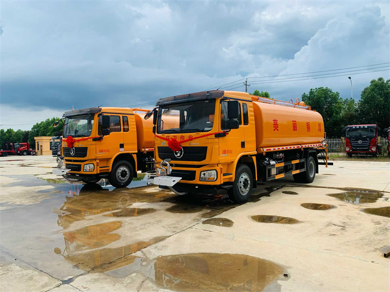 陕汽德龙玉柴245马力六缸机洒水车