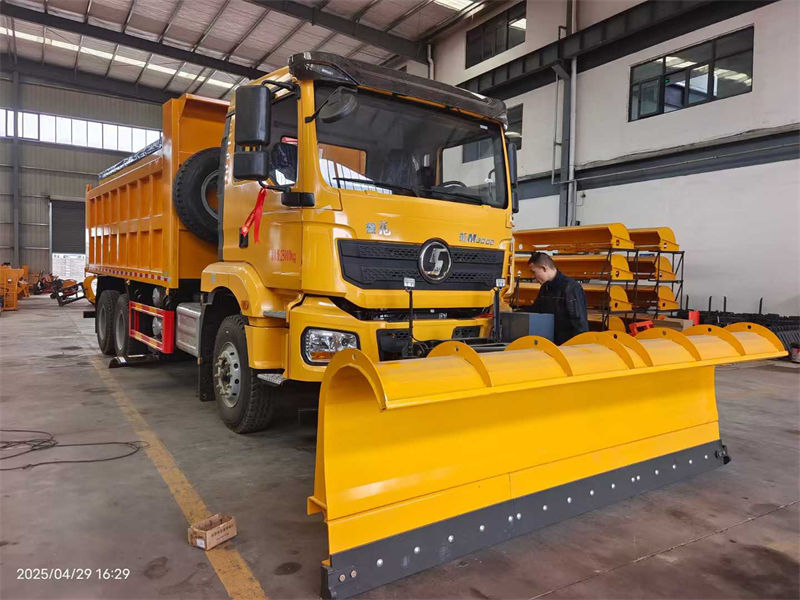 陕汽后八轮除雪车