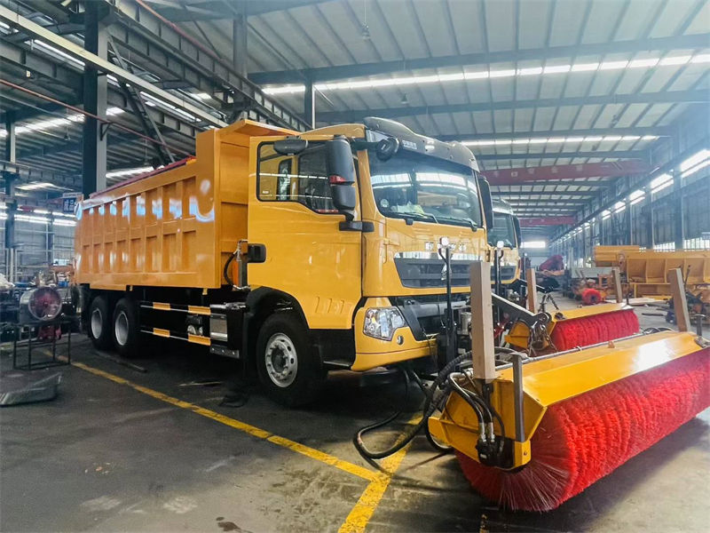 重汽豪沃后双桥除雪车