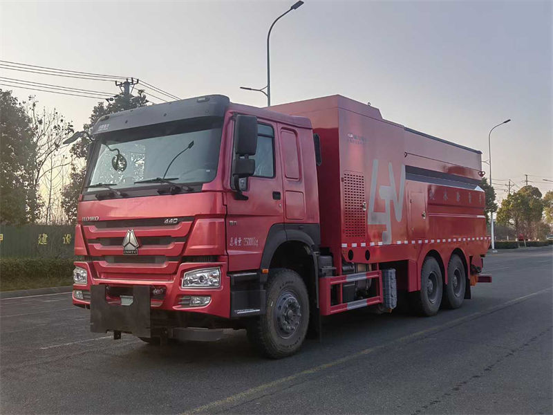 重汽豪沃多功能破冰除雪车