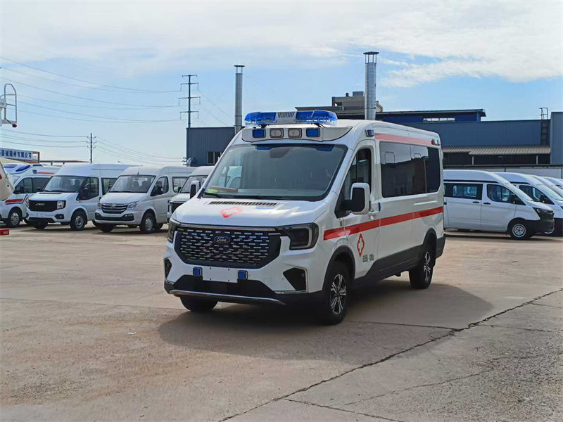 福特T8长轴中顶自动挡监护型救护车