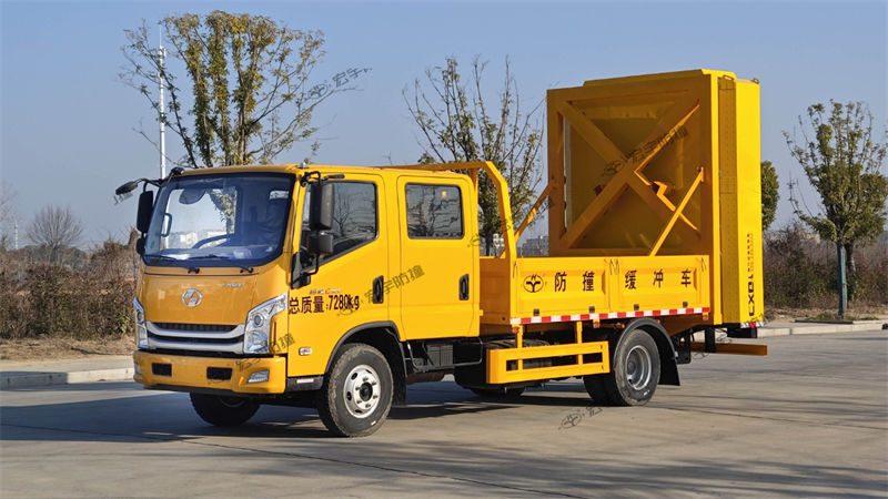 上汽双排座100K防撞缓冲车黄牌