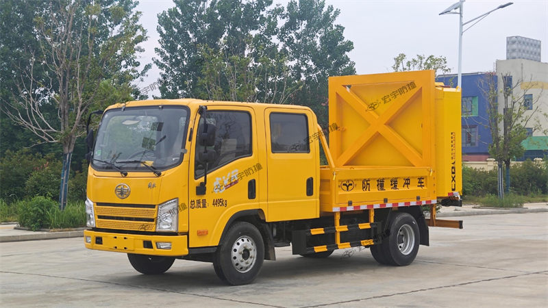 解放蓝牌双排座防撞缓冲车