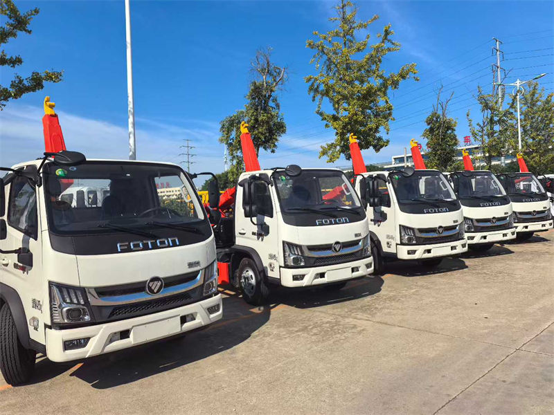 福田骁运蓝牌钩臂垃圾车