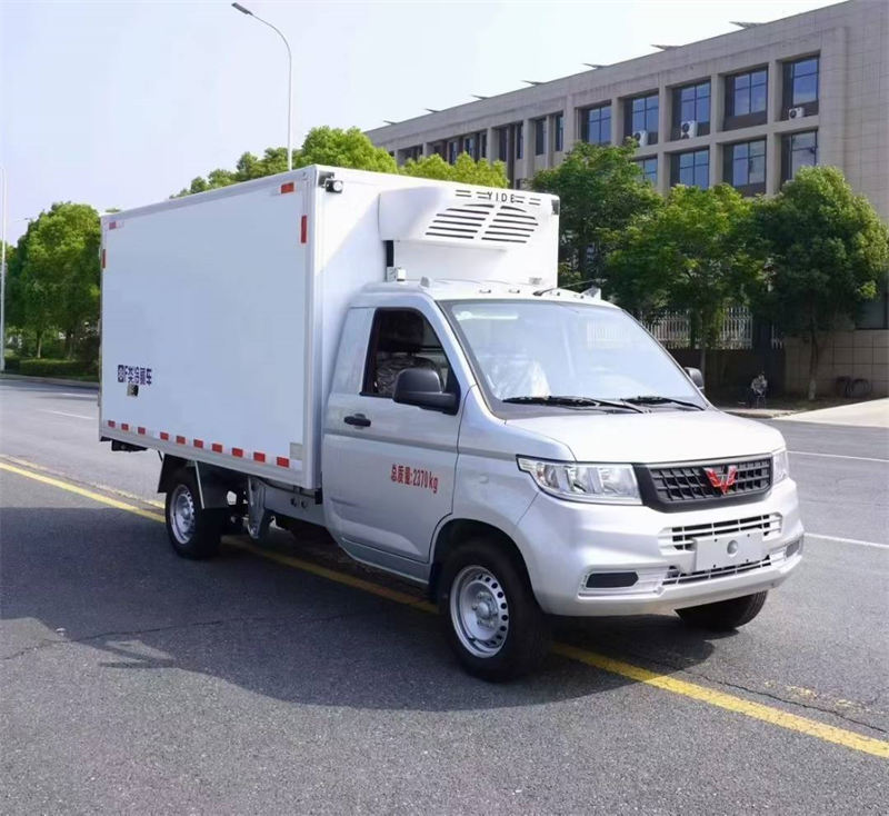 五菱荣光2.0排量冷藏车