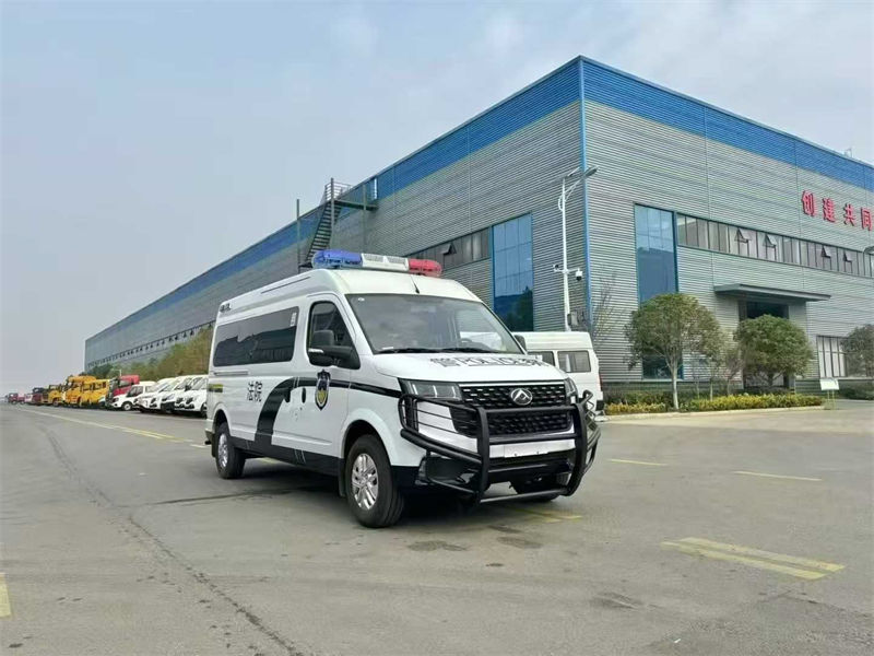 12人大通V80长轴囚车