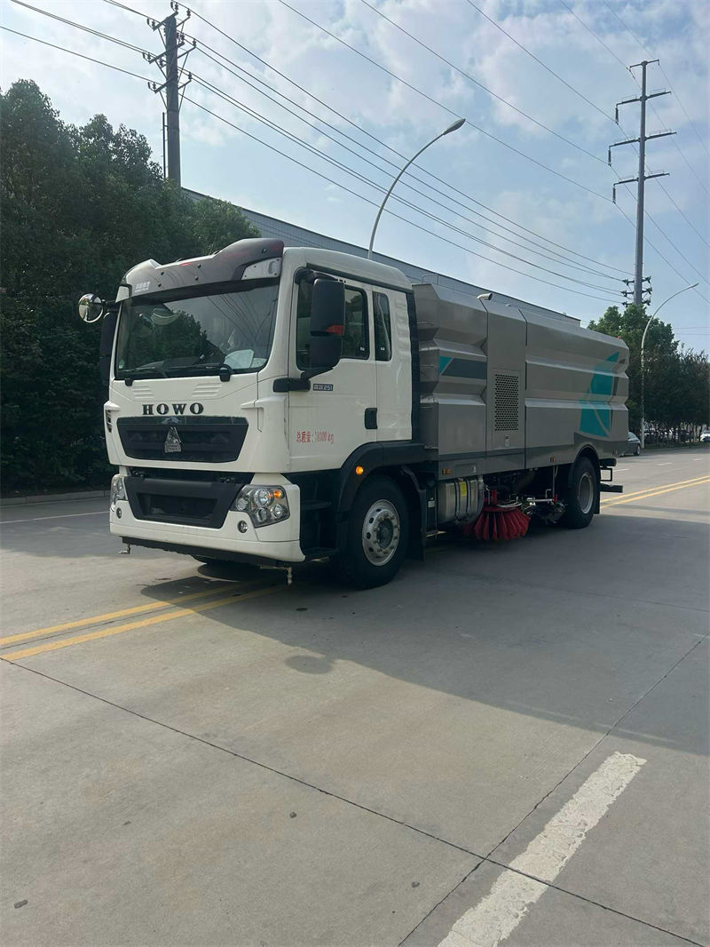 重汽豪沃曼机258马力洗扫车