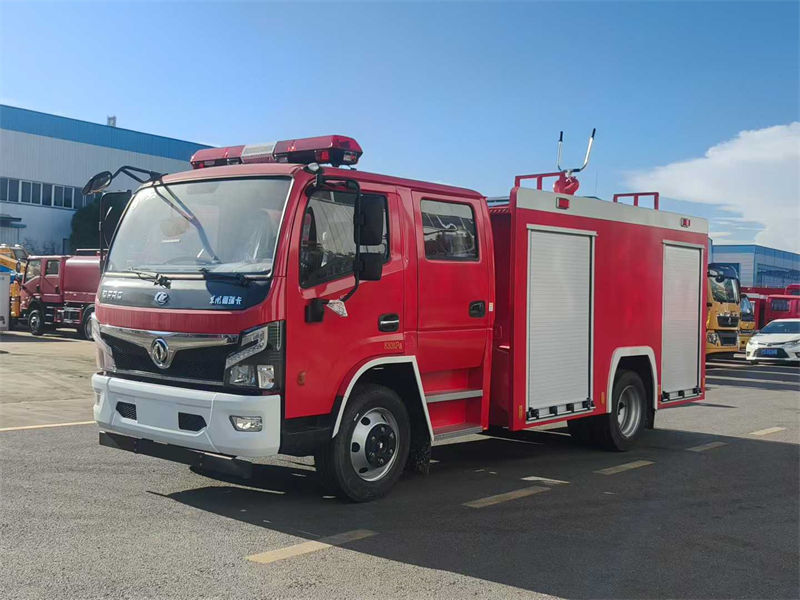 东风4吨水罐消防车