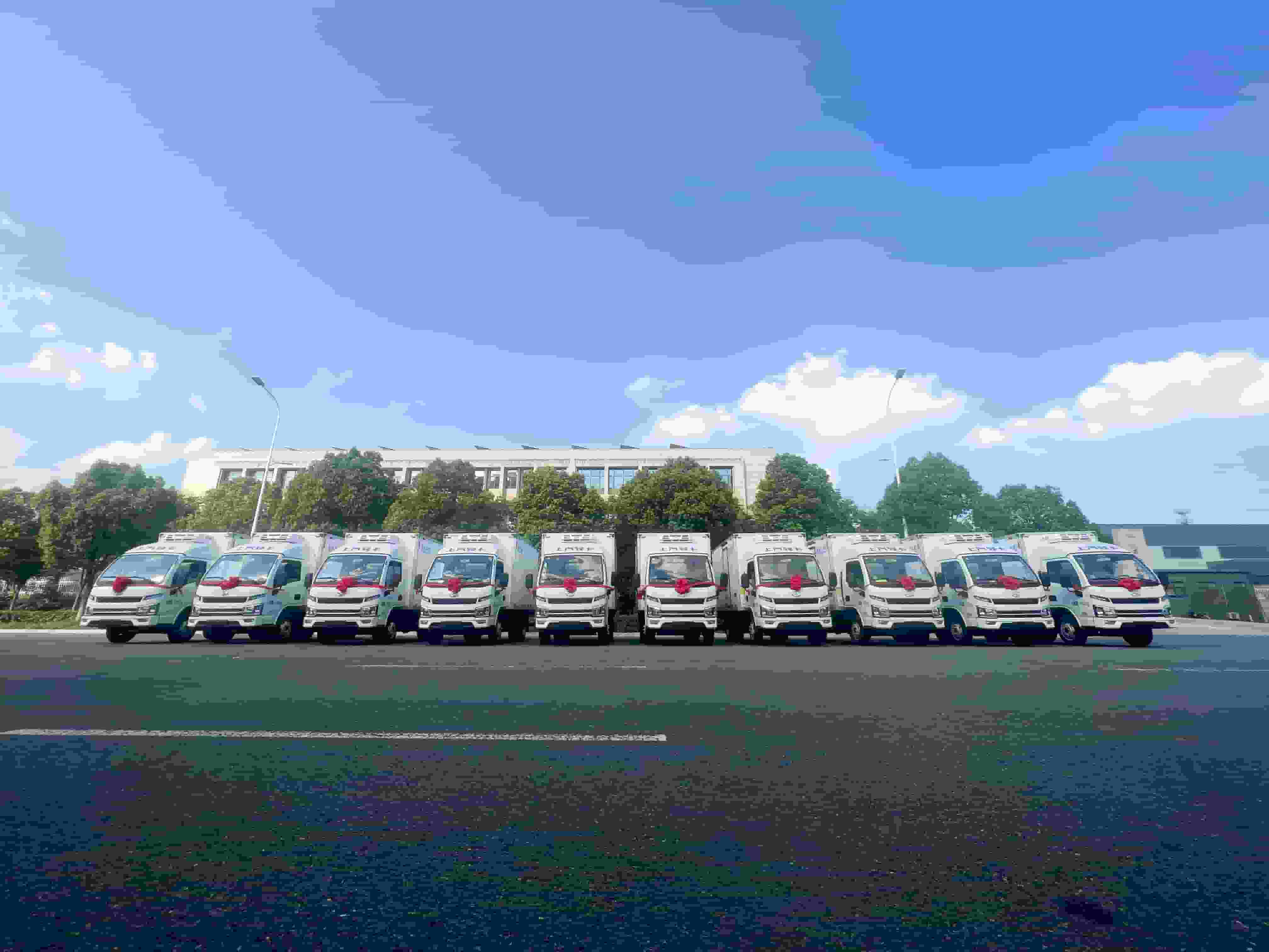 上汽跃进S80柴油3550箱长冷藏车