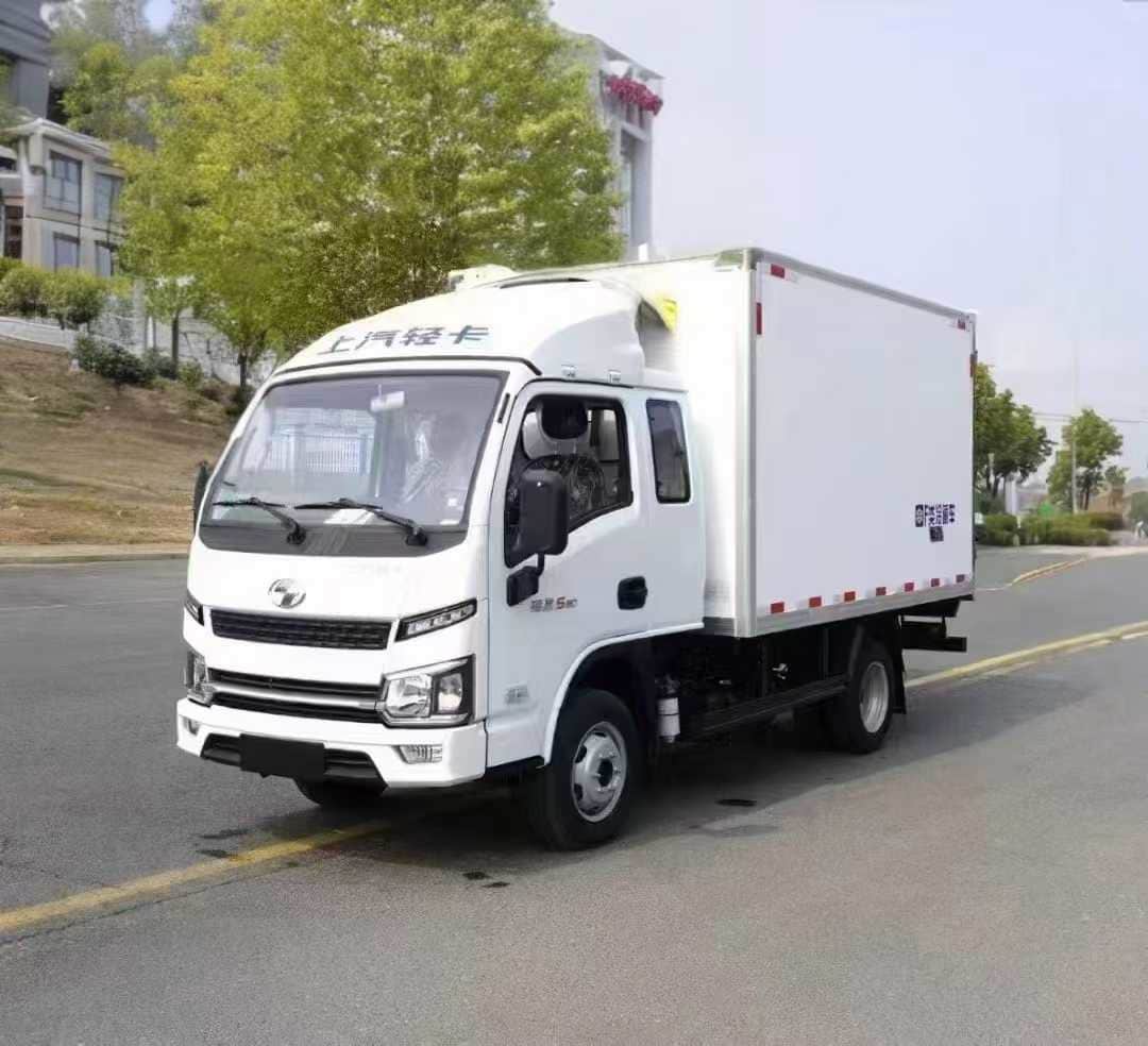 上汽跃进S80排半冷藏车
