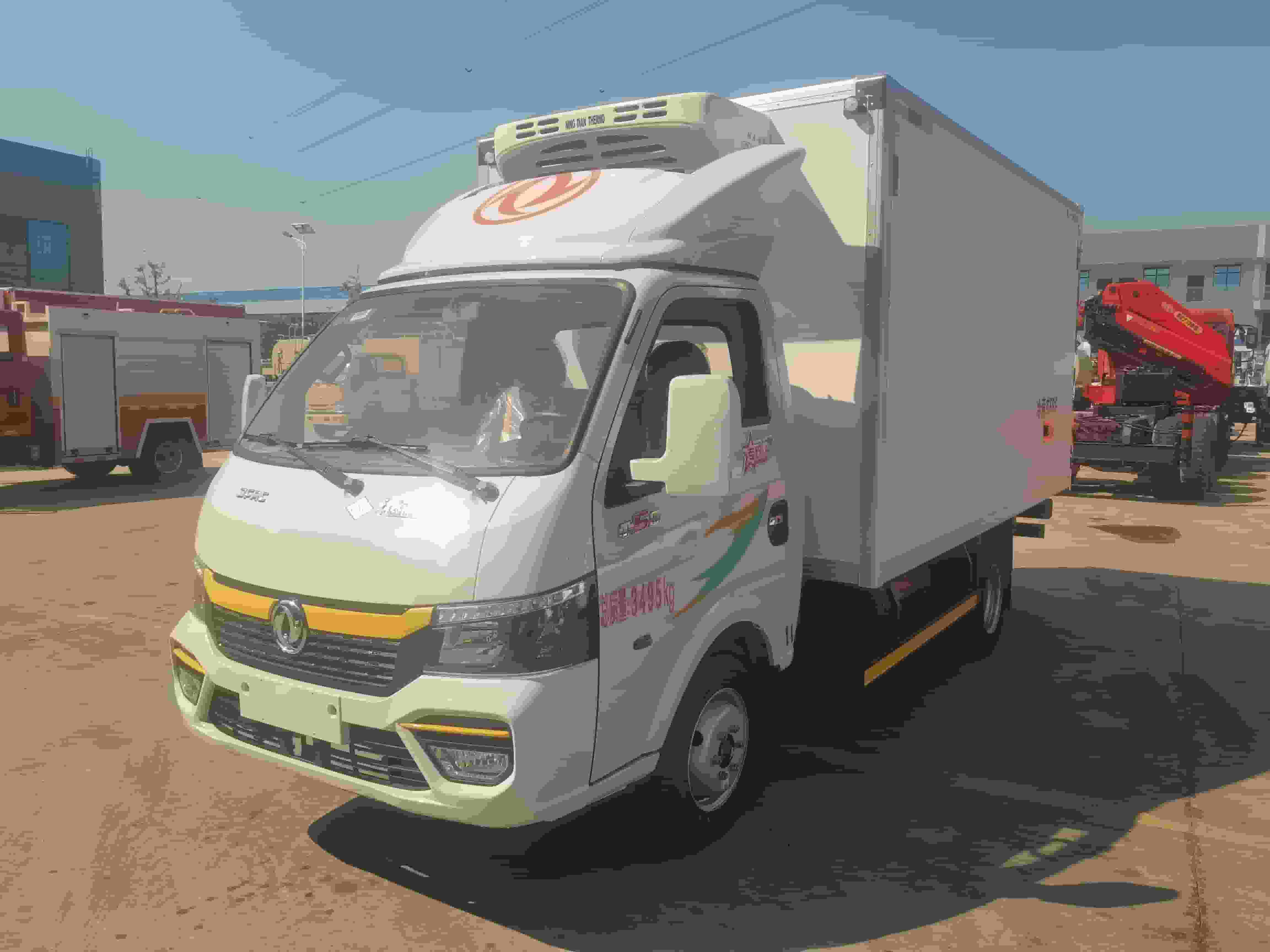 东风途逸天然气版3.7米-1.6L冷藏车