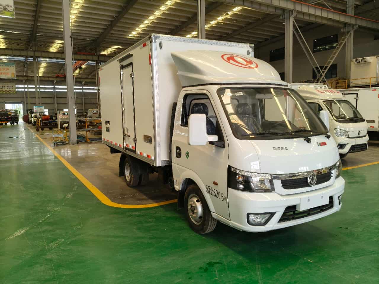 东风途逸国六汽油冷藏车