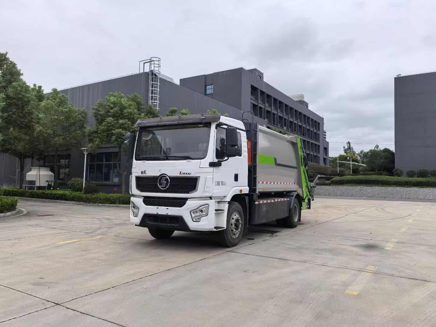 陕汽德龙L5000纯电动15方压缩垃圾车