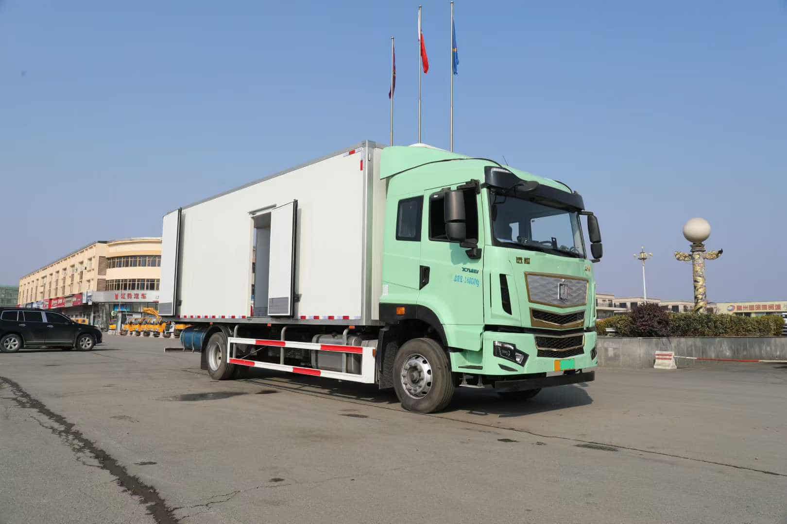 吉利7.8米甲醇增程式冷藏车