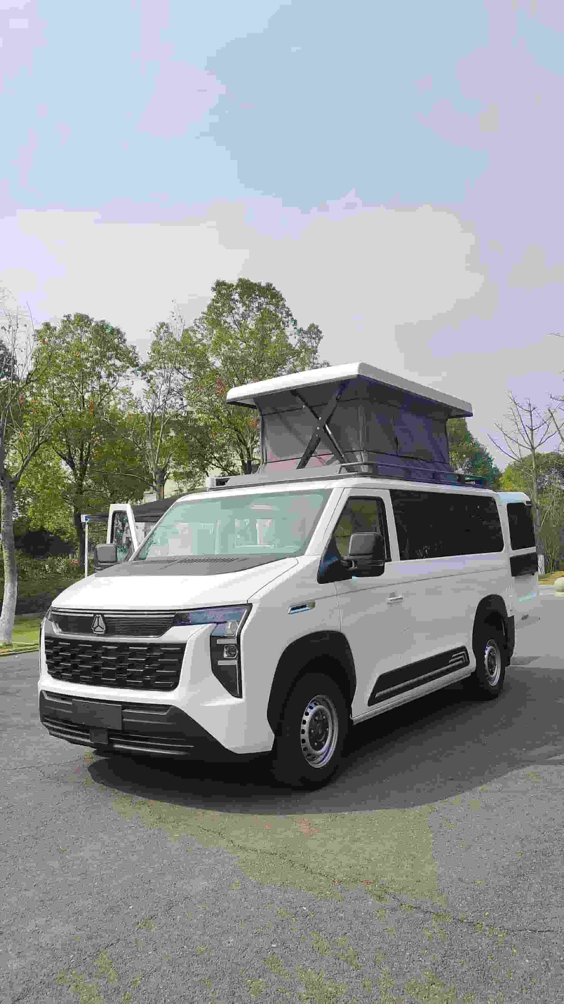 重汽先锋官V短轴低顶平升顶宿营车