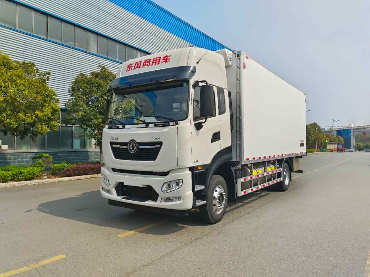 东风天锦天然气冷藏车6.8米