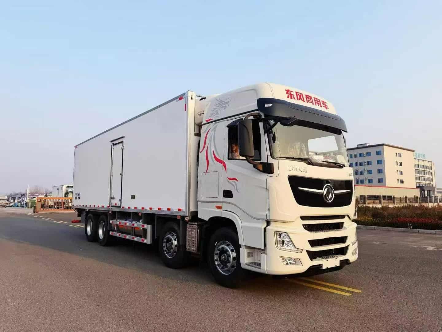 东风龙擎520马力天燃气车冷藏车9.25米
