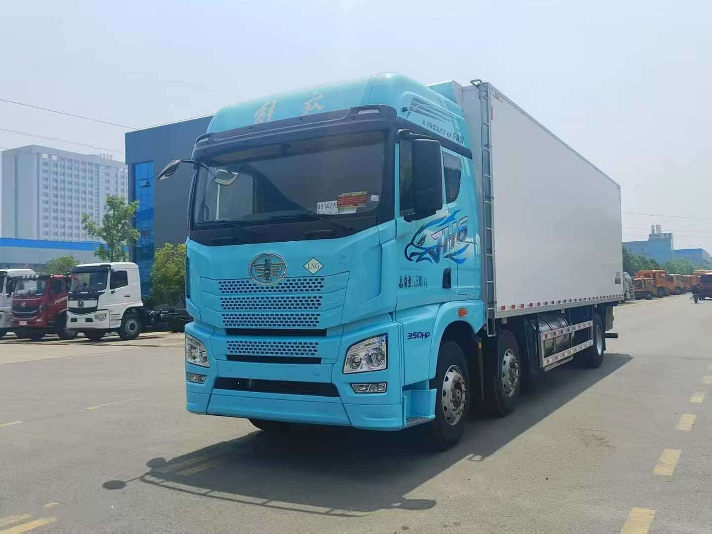 解放JH6 小三轴9.6米天然气冷藏车