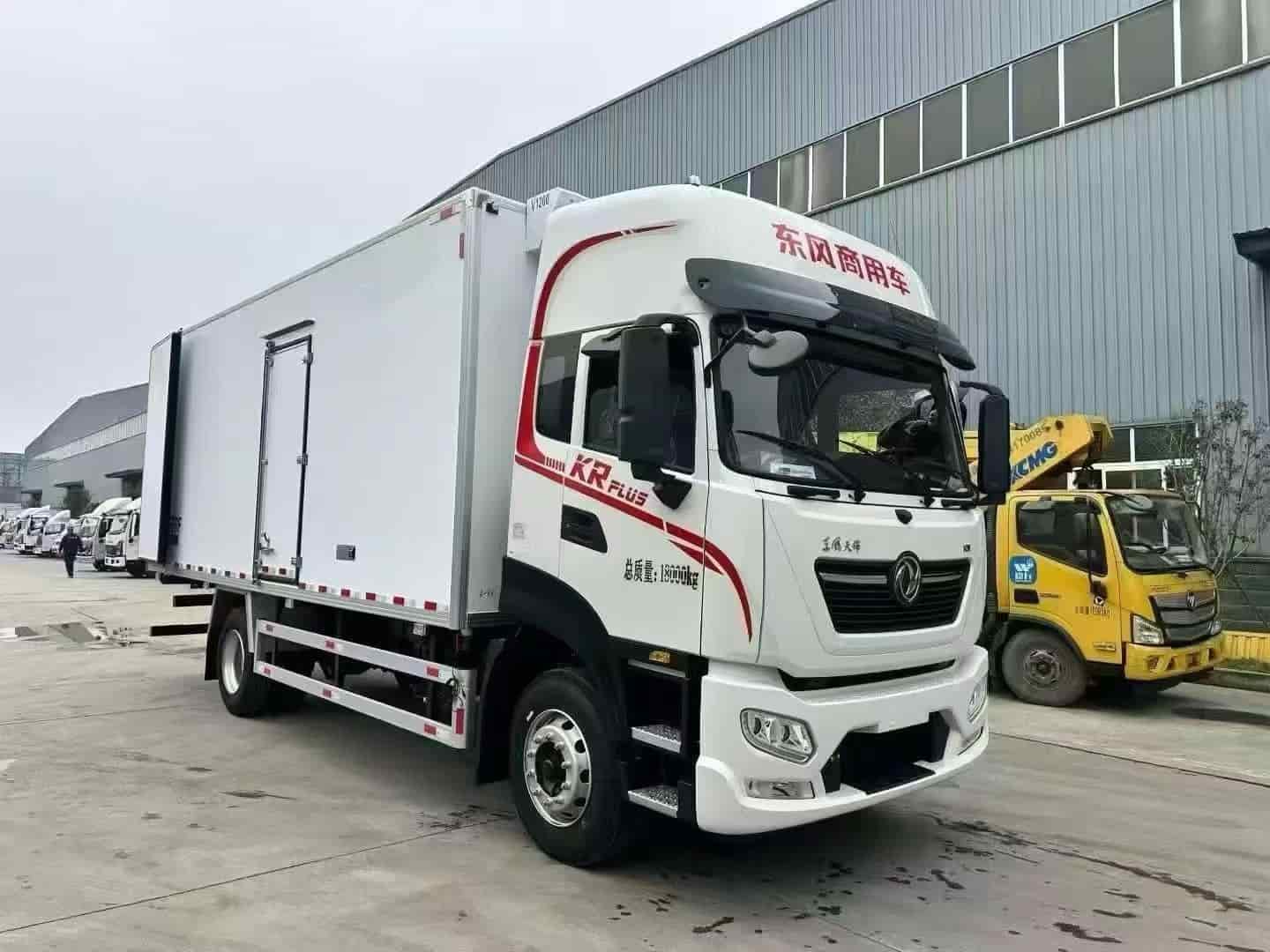 东风天锦PULS智能版380马力6.8米冷藏车