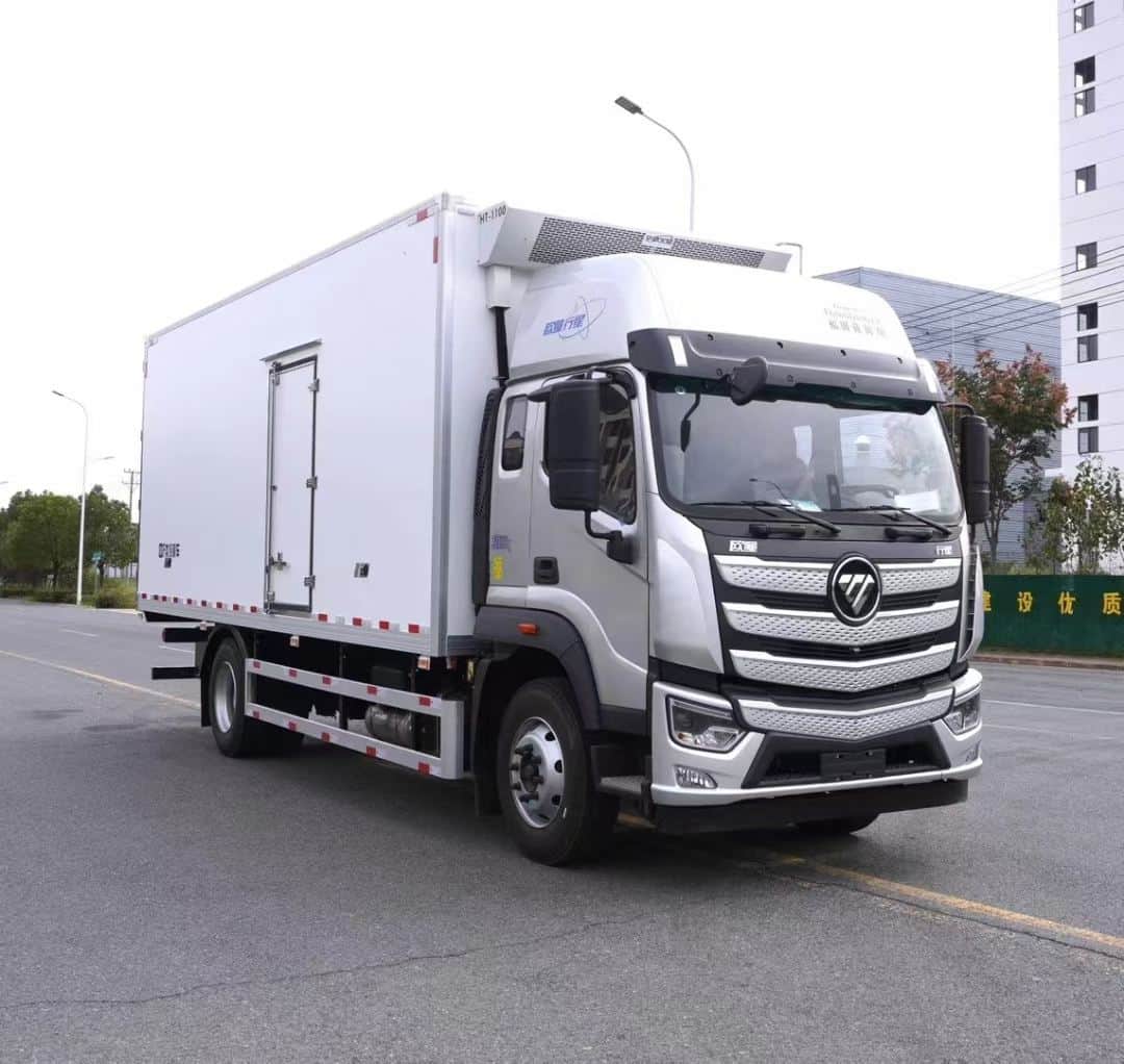 福田欧曼行星康机300马力冷藏车6.8米