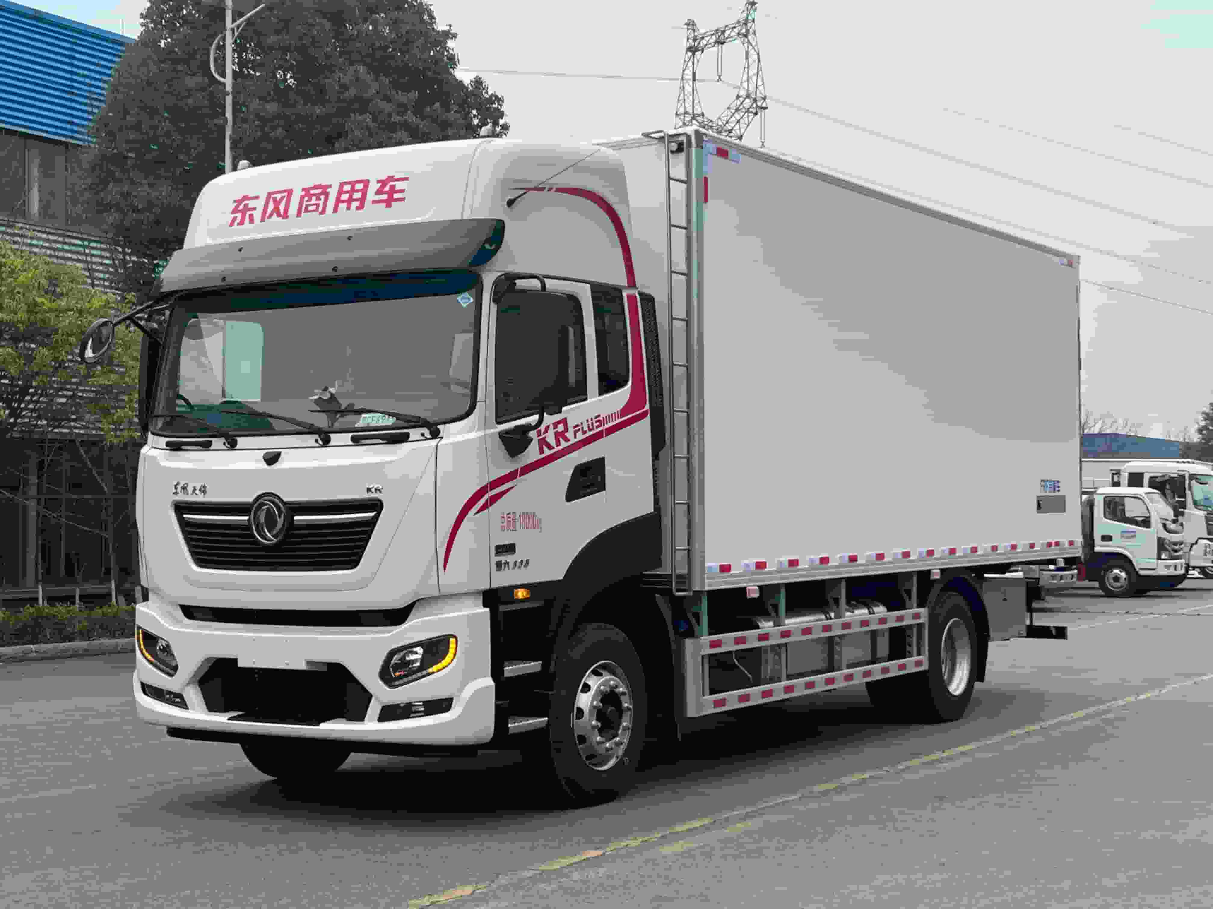 东风天锦PULS智能版330马力6.8米冷藏车