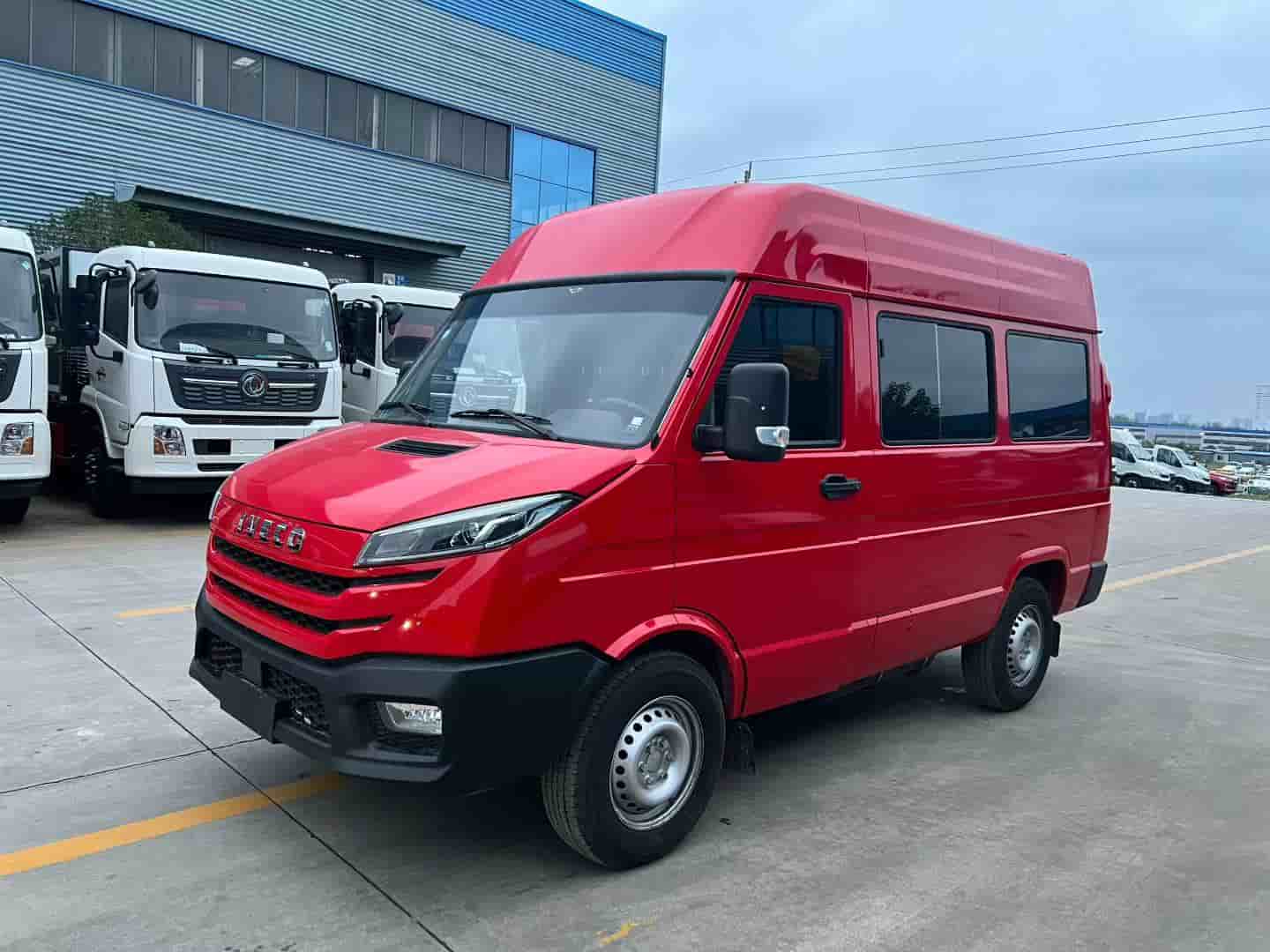 依维柯得意短轴运兵车6-8人