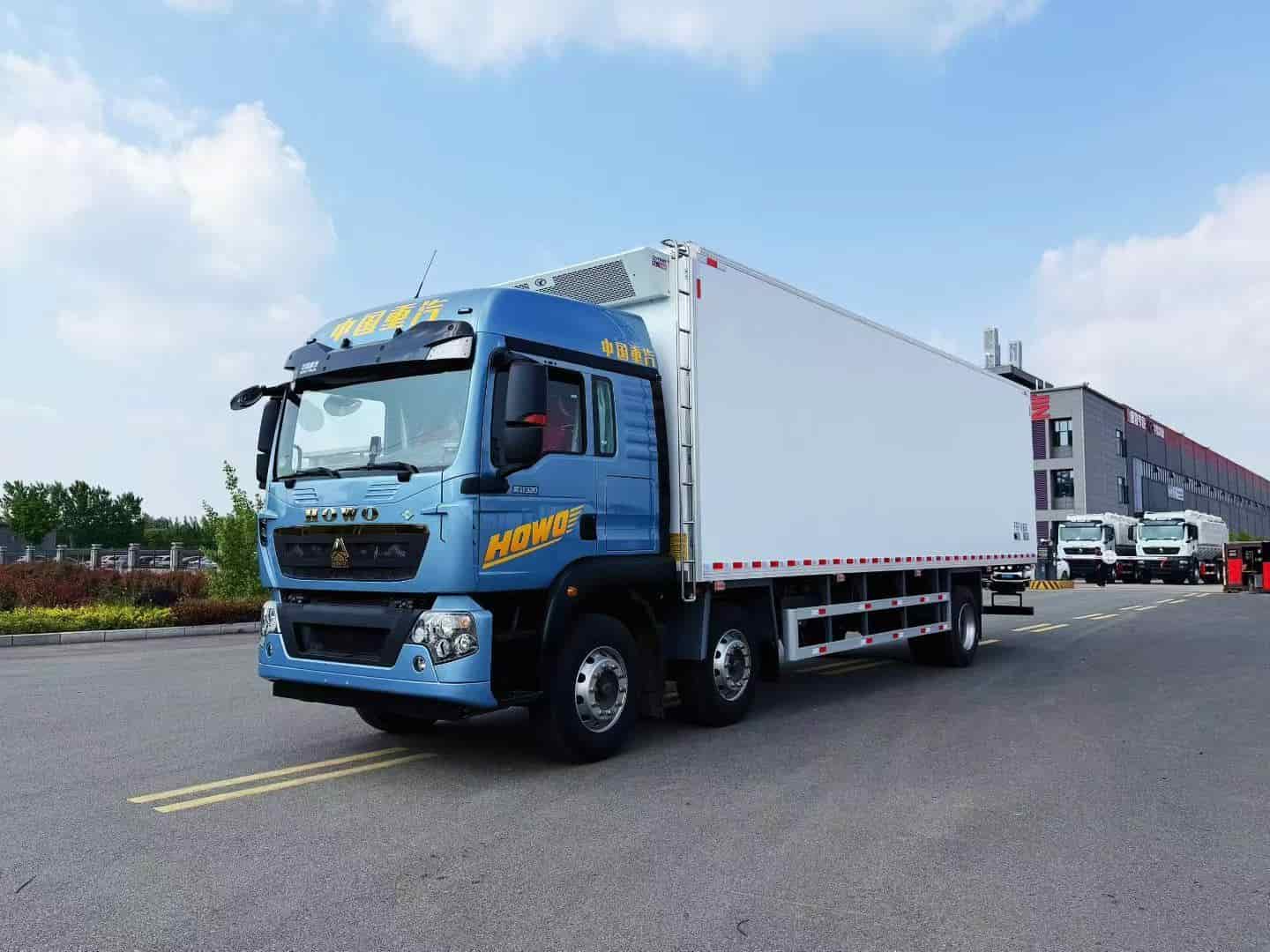 重汽HOWO天然气9.6米冷藏车