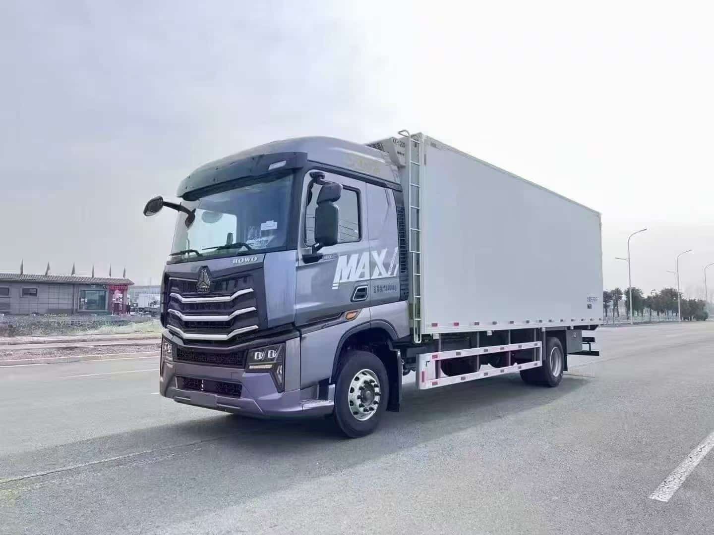 6米8重汽豪沃MAX冷藏车